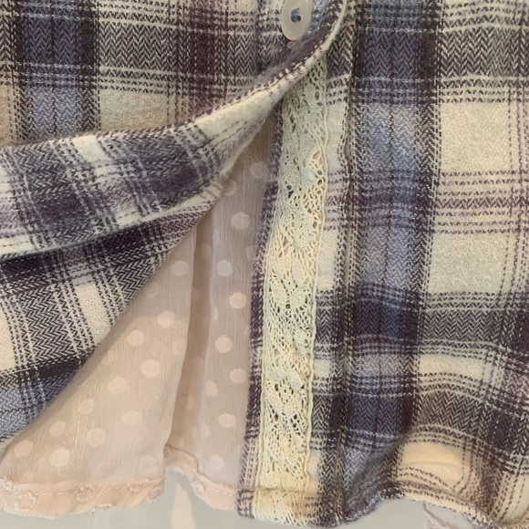 Soft flannel with peekaboo back - Picture 2 of 6